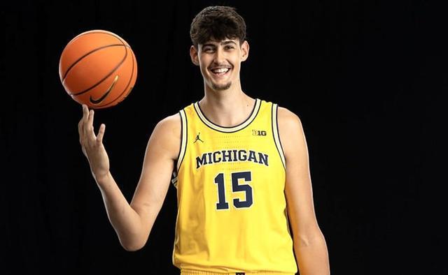 身高2.21米摸高险破法尔纪录！密歇根神塔体测数据馋哭NBA球队